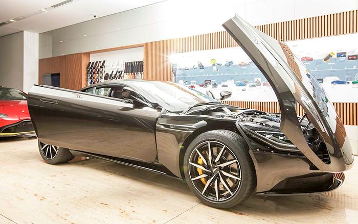 Siêu xe Aston Martin DB11 màu độc có giá 16 tỷ tại Việt Nam đã có chủ