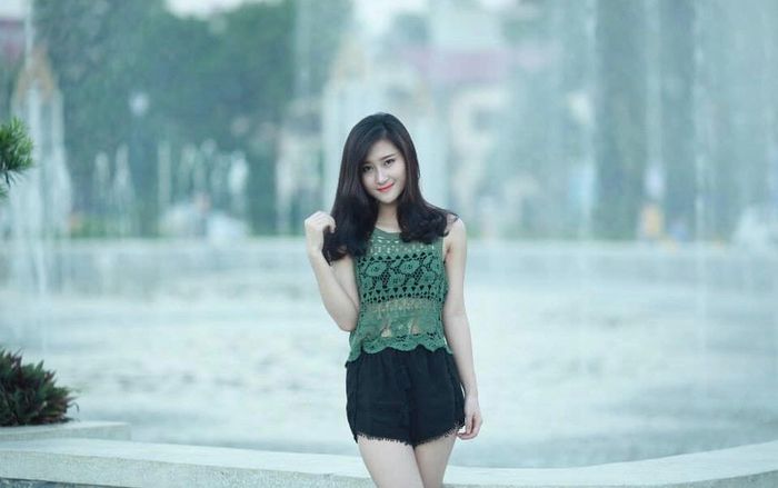 Nàng WAGs Thái Lan 'kém sắc' hơn hẳn bạn gái Huy Hùng