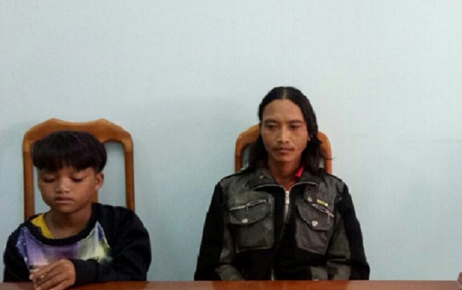 Công an bàn giao bé trai 13 tuổi đi lạc, chạy xe máy gần 300km từ Kon Tum qua Đắk Lắk cho bố đẻ