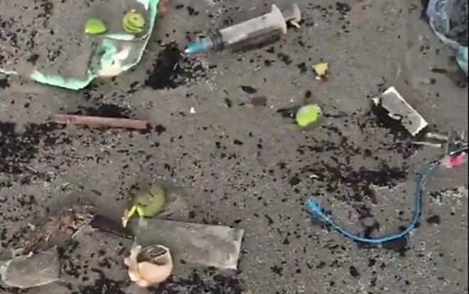 Rùng mình trước sự thật gây sốc trên bãi biển đầy kim tiêm và máu