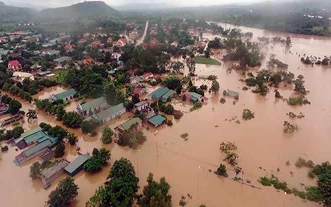 Mưa lũ chia cắt nhiều nơi ở miền Trung, người dân gồng mình chống chọi với dòng nước dữ