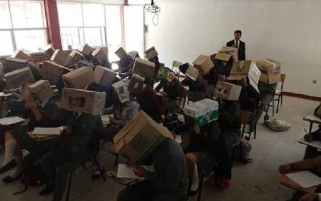 Thầy giáo bắt sinh viên đội thùng carton trên đầu để chống gian lận thi cử gây tranh cãi dữ dội