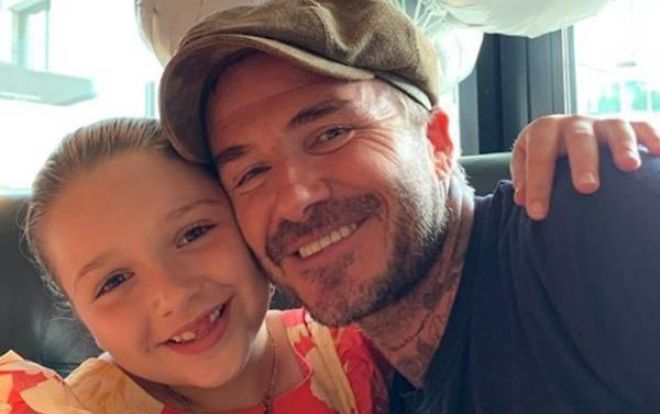 Trang phục cưới năm xưa của vợ chồng Beckham bị cô con gái út trêu chọc tại buổi lễ thu hút sự chú ý của fans