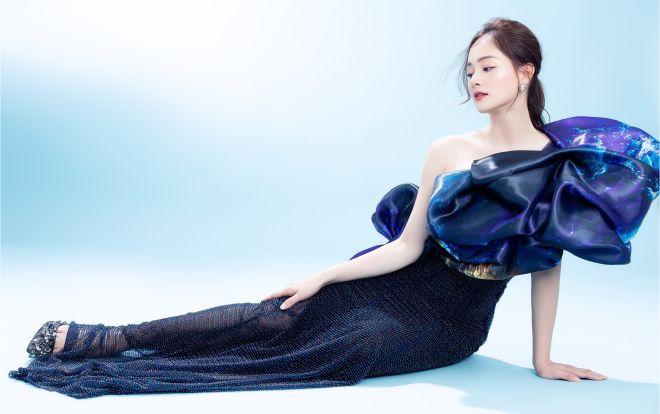 Tạo dáng quyến rũ như nàng tiên cá, Lan Phương khoe trình nhan sắc ngày càng thăng hạng