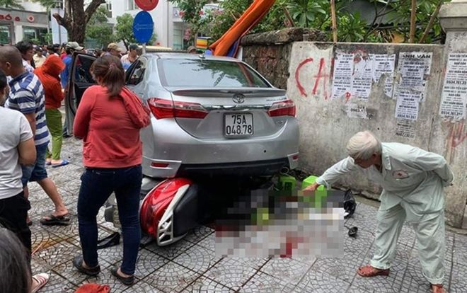 Nữ tài xế đạp nhầm chân ga, ô tô tông liên tiếp xe máy và 2 người đi bộ