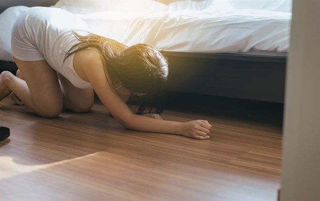 Nghe tiếng tin nhắn điện thoại dưới gầm giường lúc nửa đêm, cô gái hoảng hồn khi nhìn xuống dưới