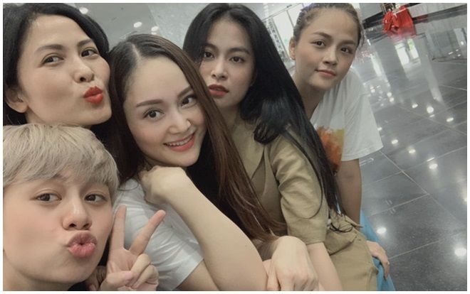 Dàn mỹ nhân khuấy đảo 'vũ trụ VTV' đứng chung một khung hình: Người trẻ đẹp ở tuổi U40, người được yêu mến vì quá đáng yêu