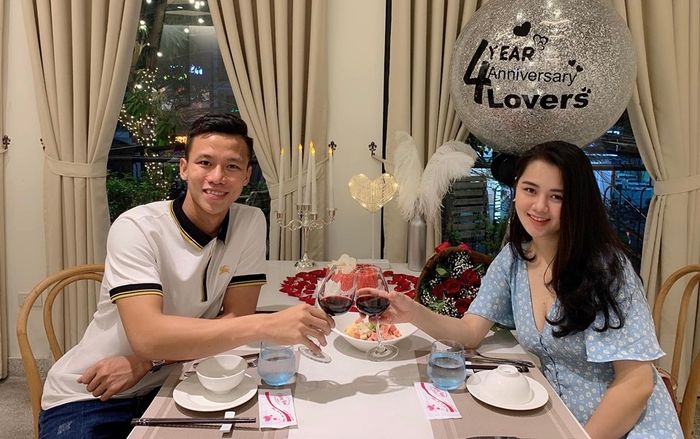 Vợ Quế Ngọc Hải ăn đứt bạn gái lai Tây của hậu vệ ĐT Thái Lan