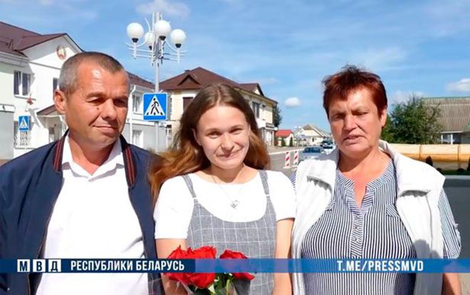 Bị bắt cóc suốt 20 năm, cô gái nghẹn ngào đoàn tụ cùng bố mẹ nhờ sự giúp đỡ của bạn trai