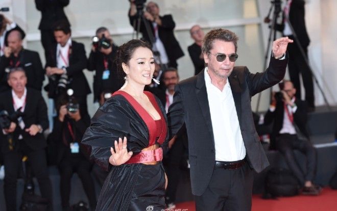 LHP Venice 2019: Củng Lợi nắm tay chồng xuất hiện như nữ hoàng trên thảm đỏ