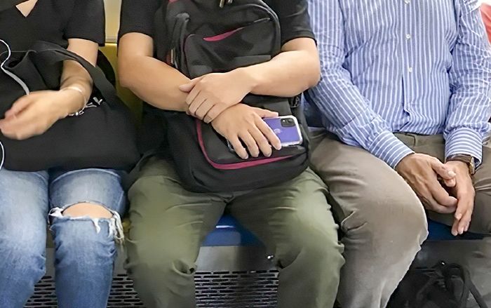 iPhone 11 màu tím với cụm camera siêu to lộ diện 'rõ mồn một' trên tay người đi tàu điện