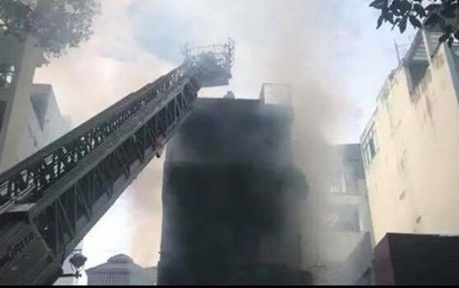 Cháy dữ dội tại cao ốc ở Sài Gòn, một phụ nữ bị mắc kẹt trên sân thượng