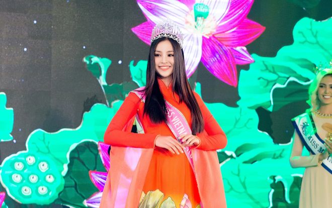 Tạm gác chuyện buồn gia đình, Tiểu Vy rạng ngời xuất hiện trước chính khách quốc tế