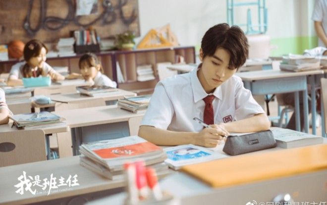 Phim web-drama 'Tôi là chủ nhiệm lớp' tung poster có Vương Tuấn Khải, Quan Hiểu Đồng tham gia đóng