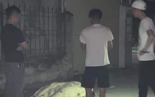 Phát hiện ‘bạn nghiện’ sốc ma tuý tử vong, dùng xe bò kéo xác ra đường rồi về nhà ngủ