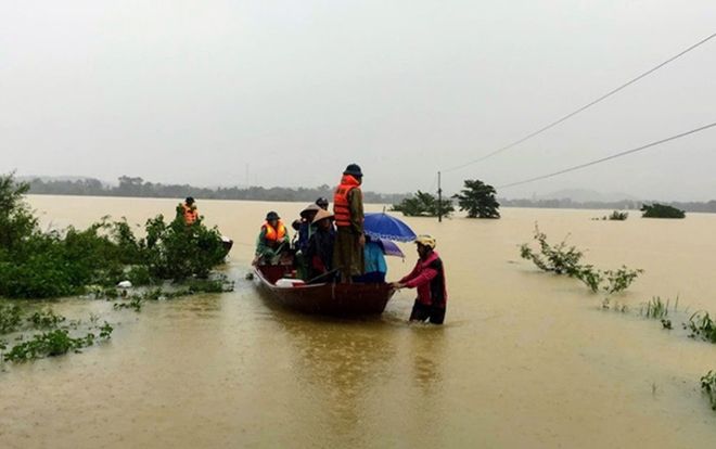 Chèo thuyền vượt lũ đưa sản phụ chuyển dạ tới bệnh viện