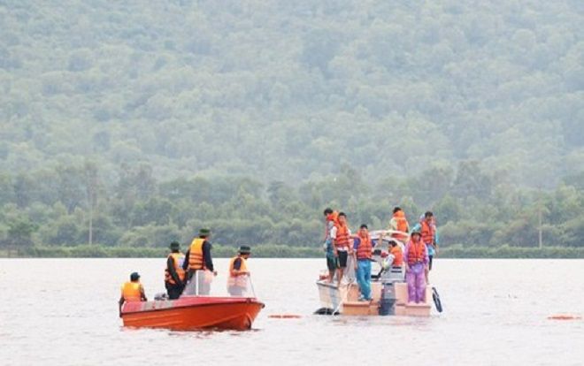 Liều mình đi thả lưới bắt cá trong mưa lũ, 2 anh em bị lật thuyền tử vong