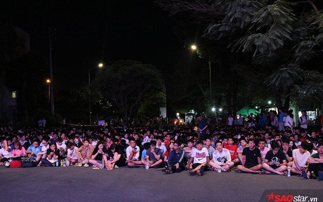 Hàng ngàn sinh viên tại KTX ĐHQG TP.HCM hào hứng cổ vũ đội tuyển Việt Nam trước đối thủ Thái Lan