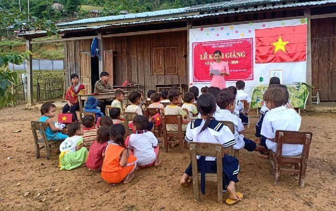 Chẳng sân khấu trang trọng hay kèn hoa rực rỡ, buổi lễ khai giảng mộc mạc của cô trò trên dãy Trường Sơn khiến nhiều người cay khóe mắt