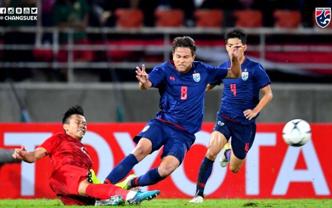 Fans 'tấn công' cầu thủ Thái Lan đánh Văn Hậu, đạp Ngọc Hải