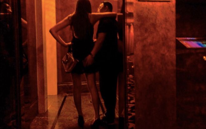 Bên trong hộp đêm mại dâm ở Bắc Kinh: Mời rượu, làm khách say và vui vẻ