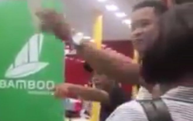 Hành khách bức xúc quây quầy vé của Bamboo Airways vì máy bay đi Đà Lạt nhưng hạ cánh ở Cam Ranh, hãng hỗ trợ khách 150.000 đồng để tự di chuyển