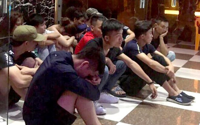 Kiểm tra quán karaoke ở Bình Dương phát hiện 16 người phê ma túy nháo nhào chạy trốn cảnh sát