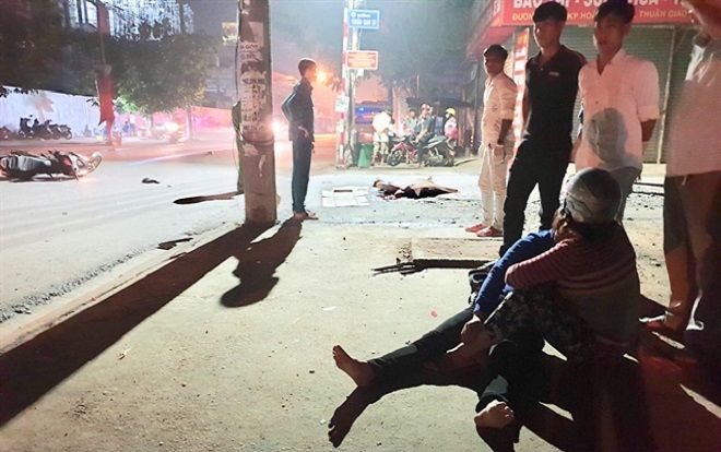 Mẹ ôm thi thể con trai 19 tuổi sau tai nạn gào khóc thảm thiết khiến nhiều người xót xa