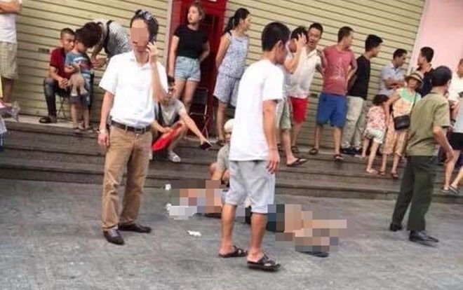 Nóng: Nổ lớn ở chung cư Linh Đàm, 4 người bị thương, một nạn nhân bị vật nhọn cắm vào cổ