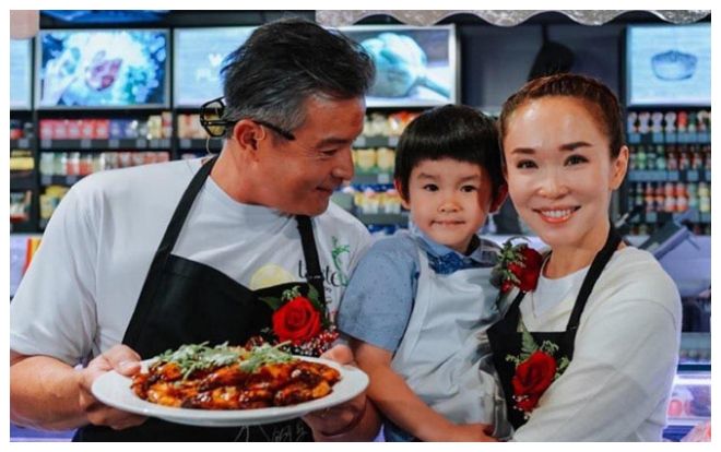 Vợ chồng 'Tiểu Long Nữ' Phạm Văn Phương - Lý Minh Thuận đưa con trai tham gia hoạt động từ thiện