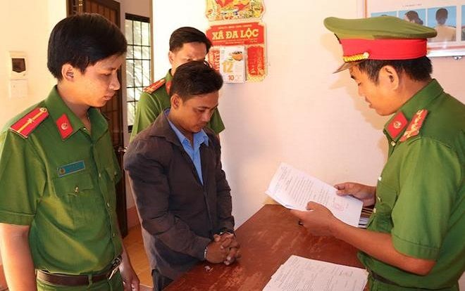 Bắt giam cha dượng thuê người chặn đường đánh con riêng của vợ để 'dằn mặt'