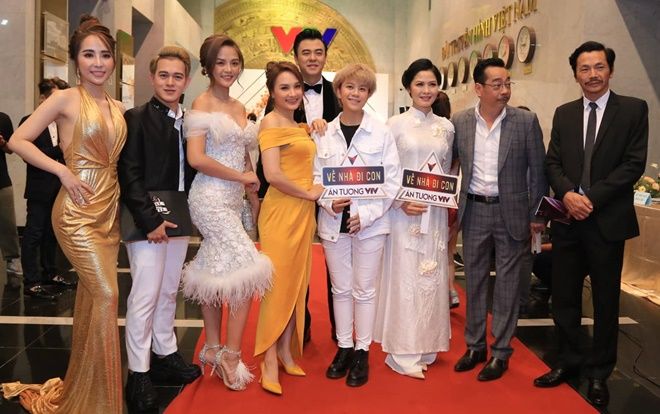 Clip: Dàn diễn viên 'Về nhà đi con' phát biểu cảm xúc sau khi thắng lớn tại VTV Awards 2019