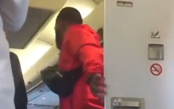 'Vui vẻ' trong toilet tận 10 phút, cặp đôi ngượng chín mặt vì ánh mắt của các hành khách cùng chuyến bay