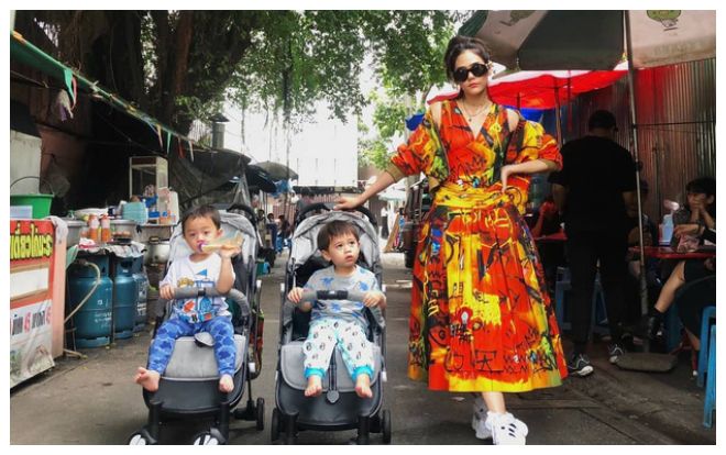 'Phạm Băng Băng Thái Lan' Chompoo Araya gây sốt khi khoe ảnh đưa hai con trai đi dạo phố