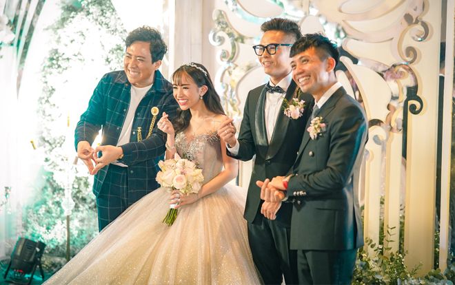 Đông đảo sao Việt đến chúc mừng đám cưới con gái đại gia Minh Nhựa