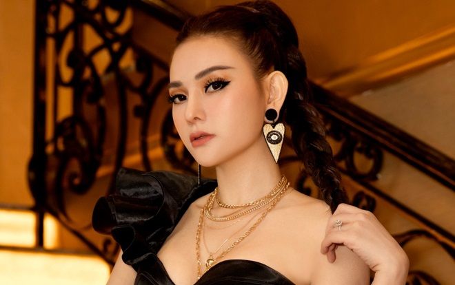 Thu Thủy hút mắt với tóc bím xương cá, hé lộ dự án cùng 'người tình sân khấu' Ưng Hoàng Phúc