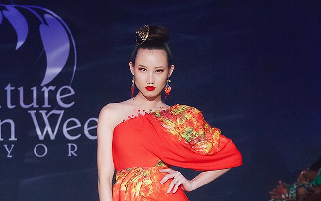 Góc tự hào: 30 chiếc nón dát vàng cùng di sản Việt mở màn New York Couture Fashion Week