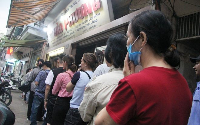 Người Hà Nội xếp hàng dài chờ mua bánh Trung thu Bảo Phương, người bán không kịp trở tay