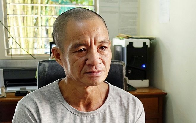 Đến trường chờ đón cháu tan học về, gã đàn ông dụ dỗ dâm ô bé gái 9 tuổi