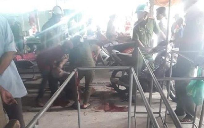 Thấy chị bị đâm trọng thương giữa chợ, em trai giật dao đâm tử vong người tình của chị