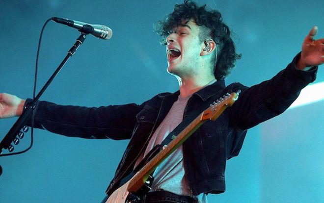 Giọng ca chính của The 1975 - Matthew Healy bị 'ném đá' vì chụp ảnh dẫm lên cờ Hàn Quốc