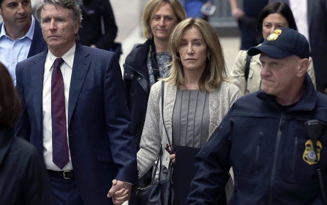 ‘Bà nội trợ’ Felicity Huffman đối mặt với án tù vì scandal chạy điểm cho con gái trong kì thi