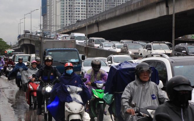 Mây đen giăng kín bầu trời Hà Nội, nhiều tuyến đường ách tắc kéo dài