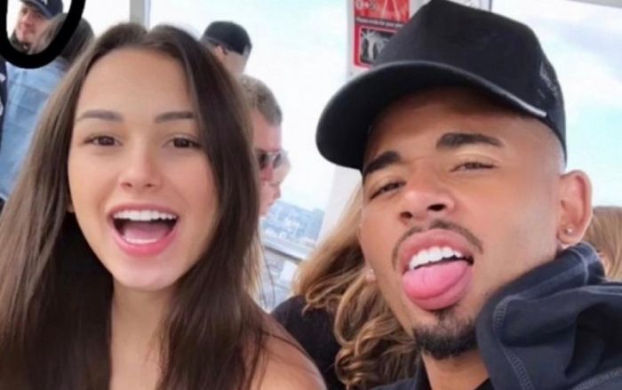 Công khai có bạn gái, sao Man City có thể bị mẹ từ mặt