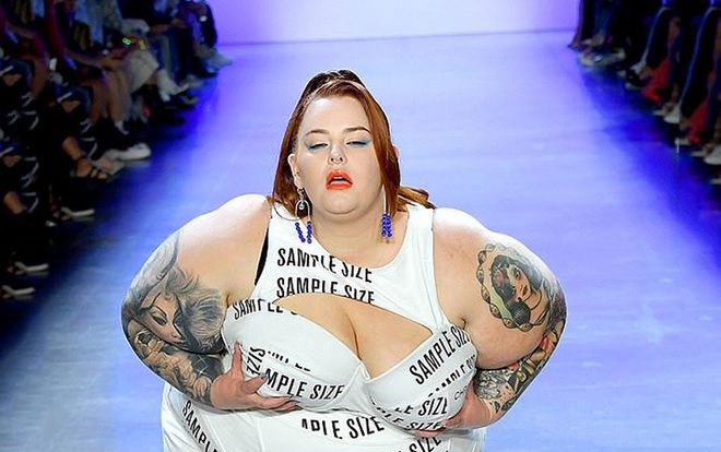 Mẫu béo 127 kg mặc váy khoét ngực sâu, tạo dáng 'kỳ cục' trên sàn diễn Tuần lễ thời trang New York