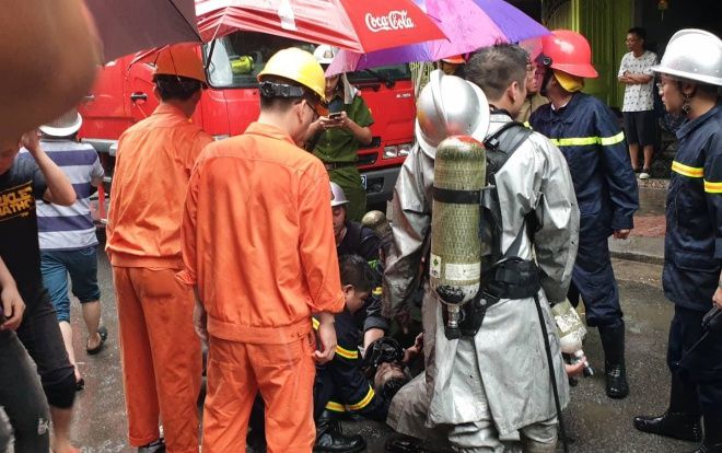 Giải cứu người đàn ông mắc kẹt, bị ngạt khói trong đám cháy Shop quần áo trên phố Núi Trúc