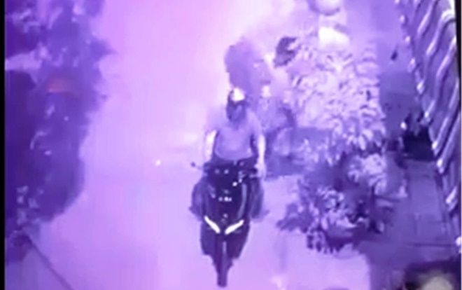 Camera ghi hình chỉ trong 55 giây hai tên trộm 'cuỗm' tượng phật bằng gỗ trầm hương rồi tẩu thoát