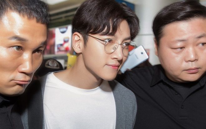 Clip: Ji Chang Wook ăn vận đơn giản, bị vây chặt giữa vòng tay chào đón của người hâm mộ tại sân bay Sài Gòn