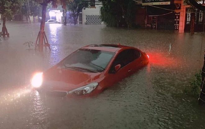 Mưa to kéo dài khiến nhiều tuyến đường ở Thái Nguyên ngập sâu, giao thông chia cắt