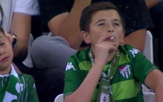 Thực hư chuyện fan nhí hút thuốc trên khán đài gây sốt trên mạng